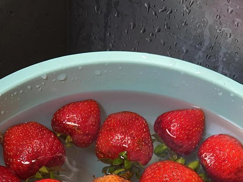 strawberries in pink water after Pearl tablet cleaning